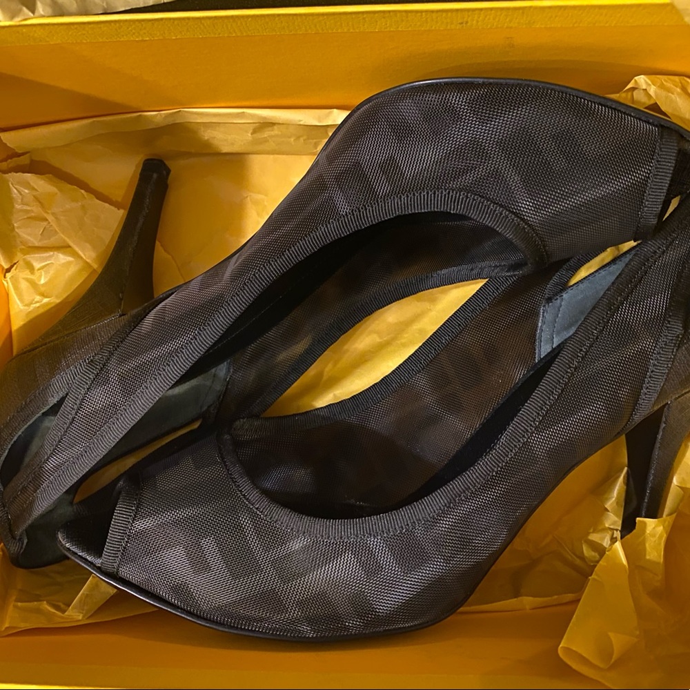 Gorgeous pair of MINT condition Fendi Heels